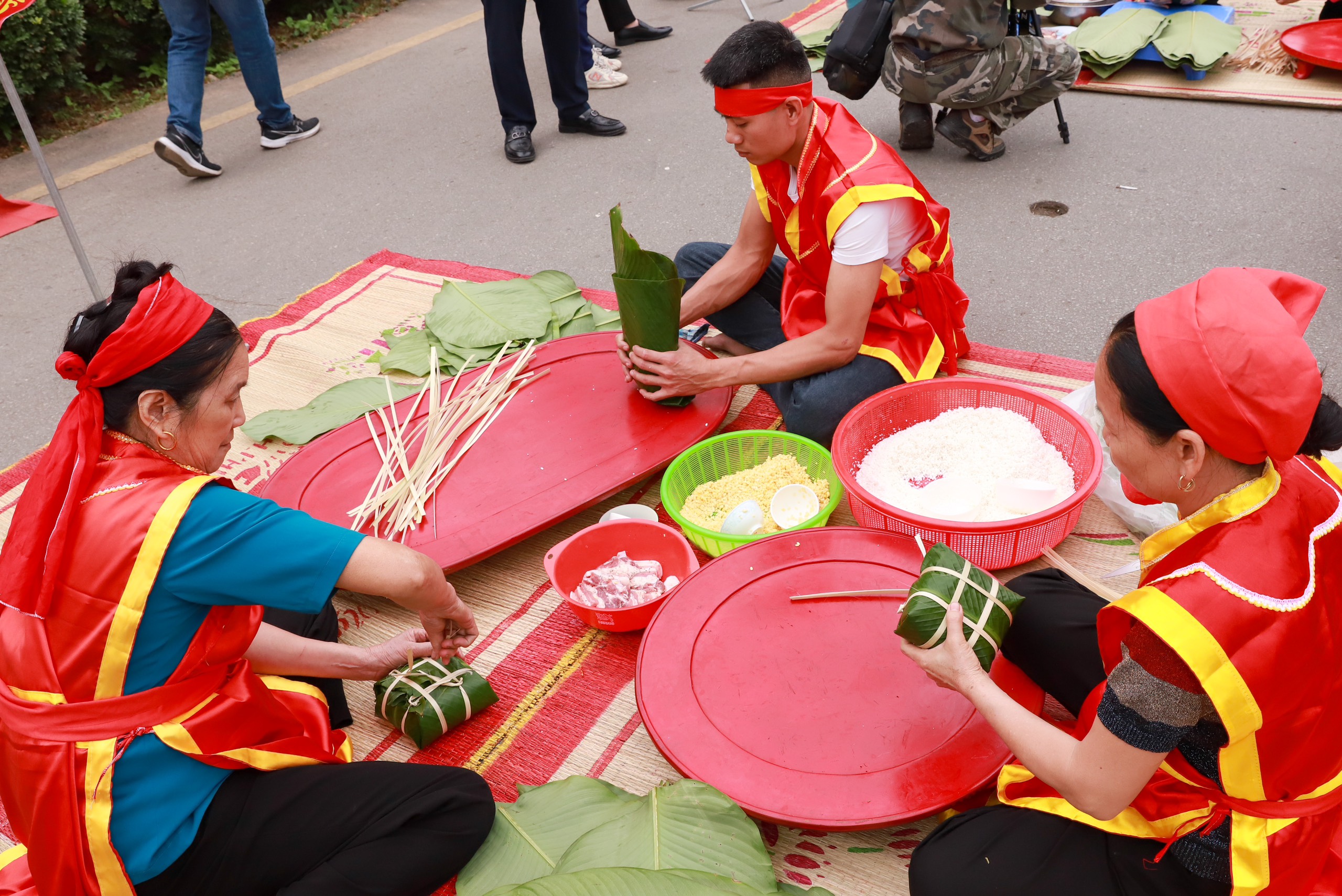 Điểm mới trong hội thi gói nấu bánh chưng, giã bánh giầy