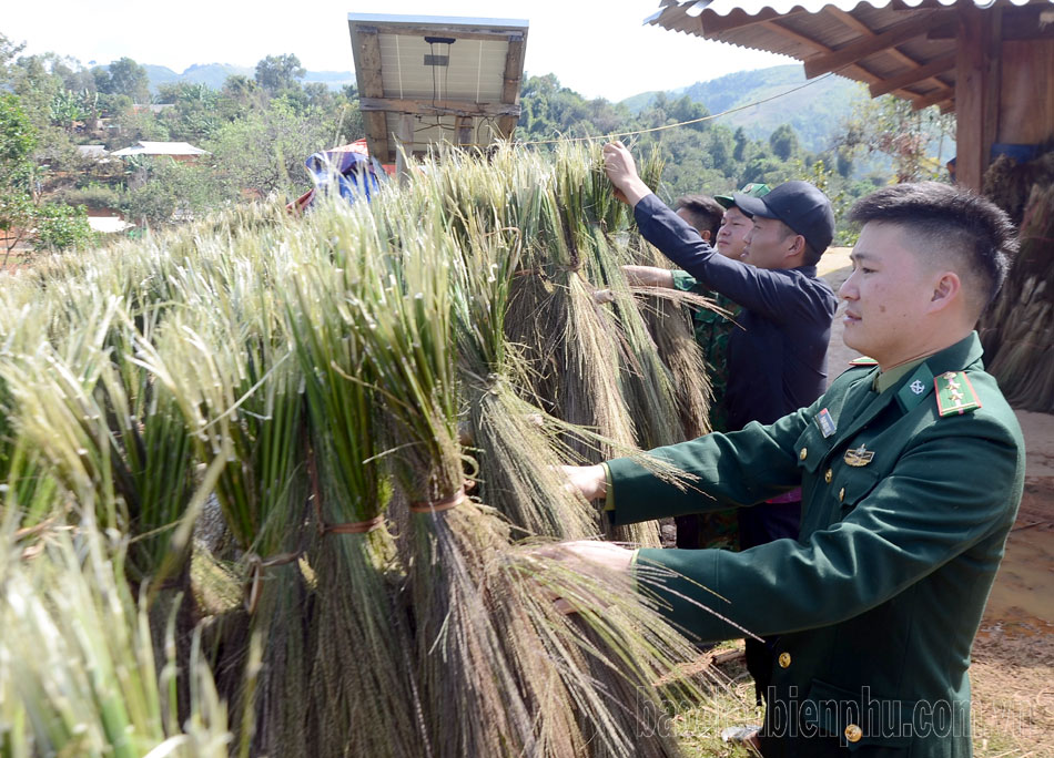 Lính biên phòng trong lòng dân bản