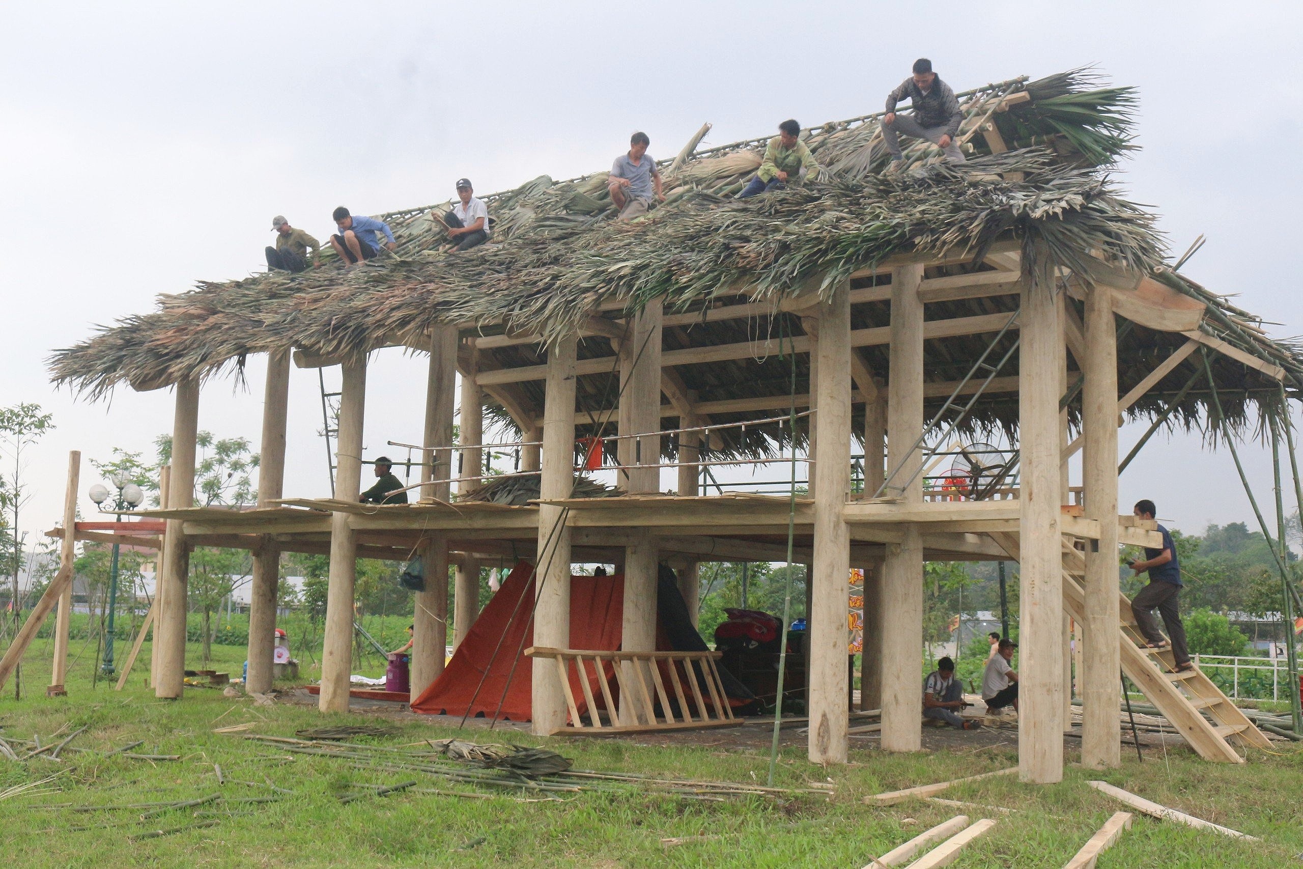 Dựng trại văn hóa chuẩn bị cho Giỗ Tổ Hùng Vương