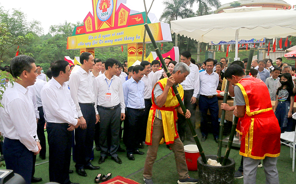 Lãnh đạo tỉnh tham quan Hội trại Văn hóa tại Đền Hùng