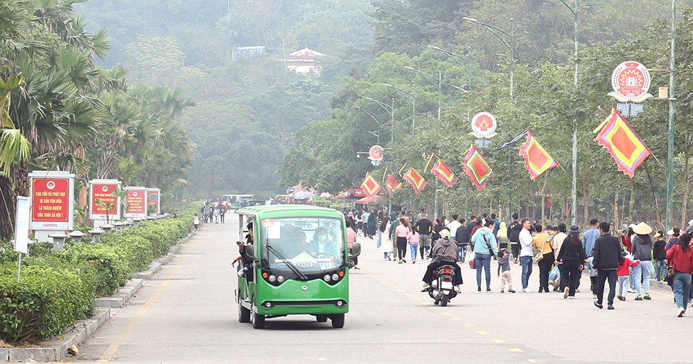 Business and service management at Hung Kings’ Temple Festival