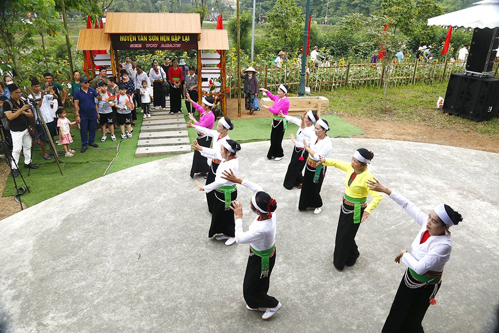 Folk art clubs from the provinces interact at Hung Kings’ Temple