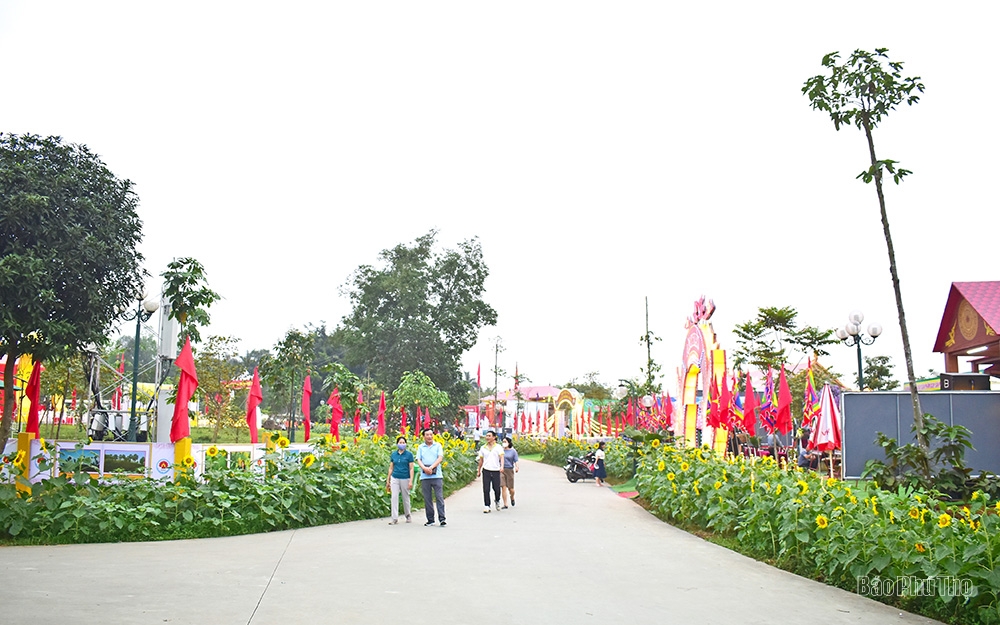 Brilliant sunflowers at Hung Kings’ Temple