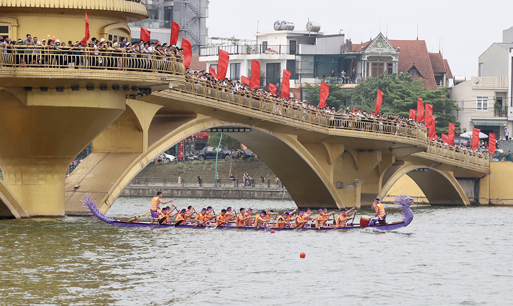 Bach Hac wins the Viet Tri City Open Boating Tournament