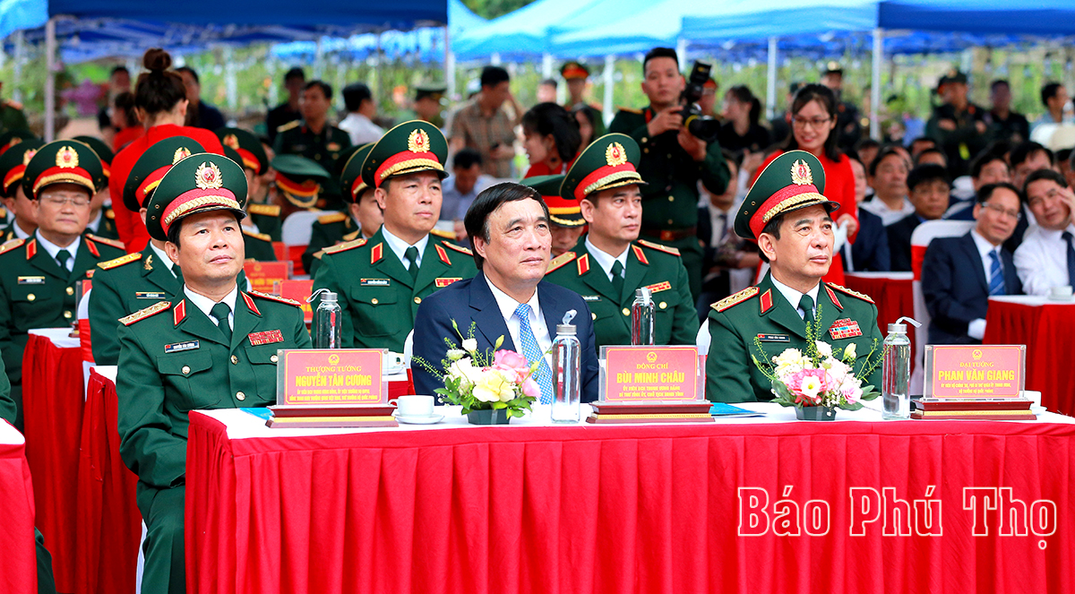 Inauguration of the relief Uncle Ho talking to officers and soldiers of the Pioneer Army