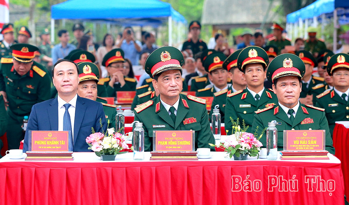 Inauguration of the relief Uncle Ho talking to officers and soldiers of the Pioneer Army