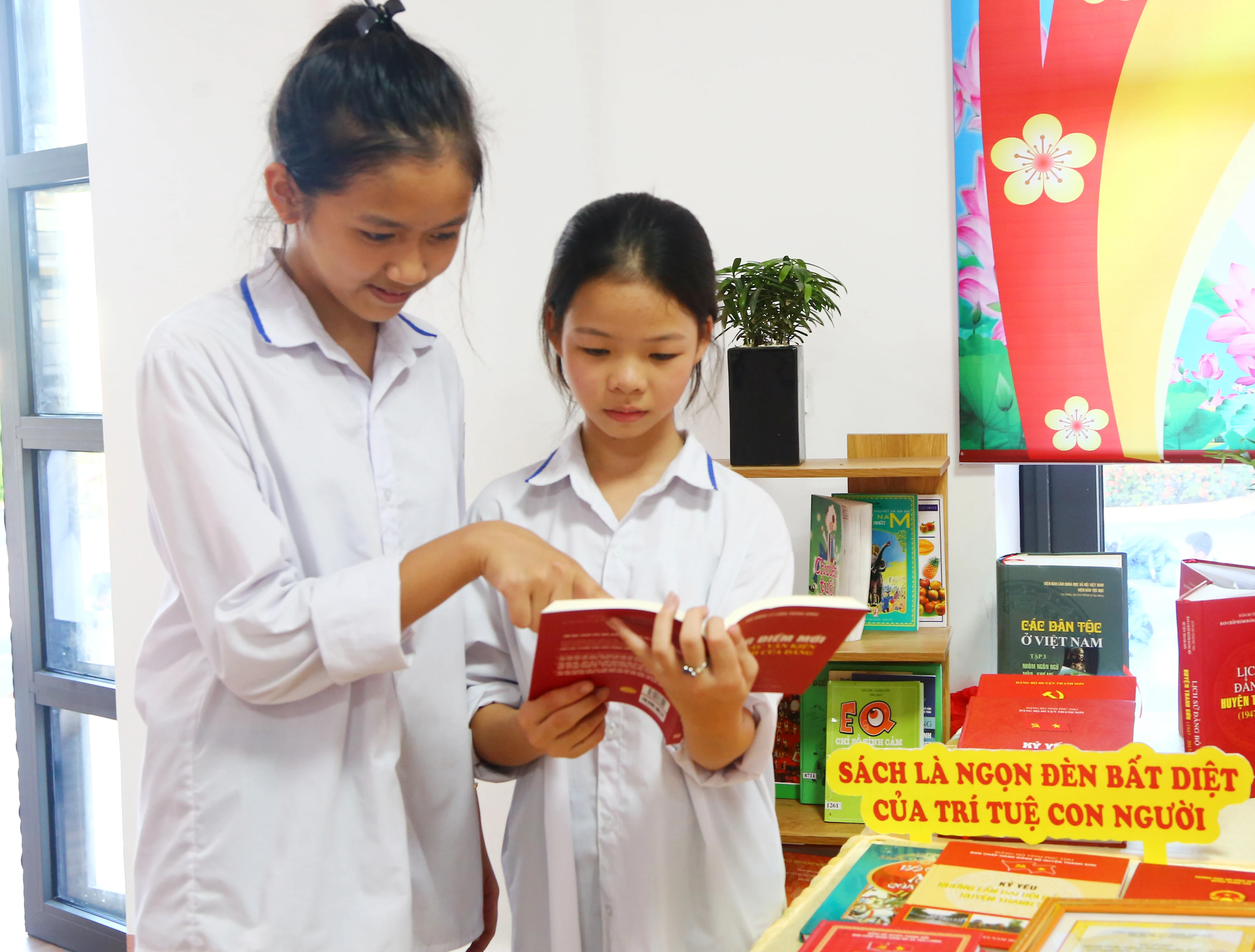 Nữ sinh vùng cao lan tỏa tình yêu sách