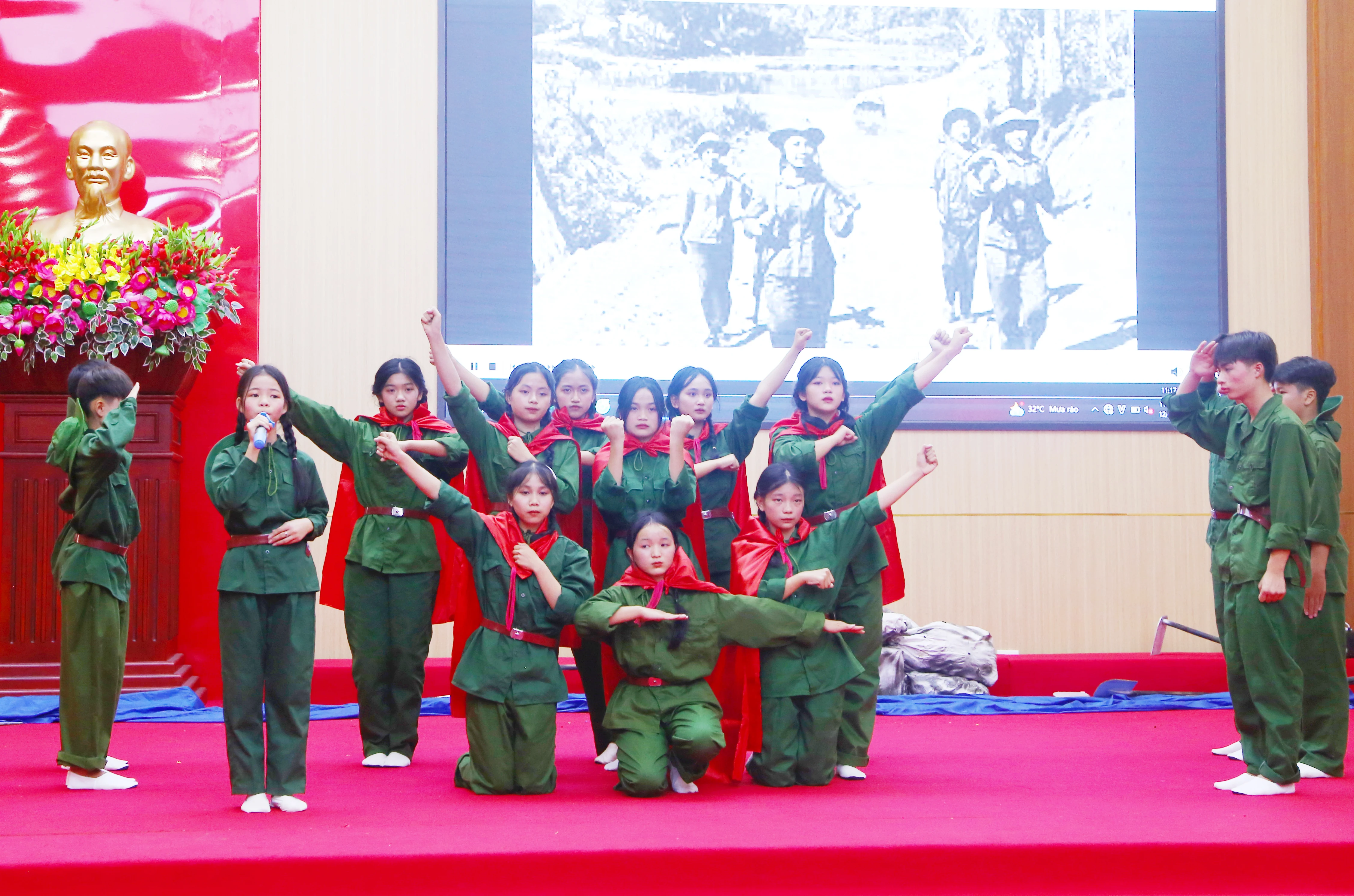 Nữ sinh vùng cao lan tỏa tình yêu sách