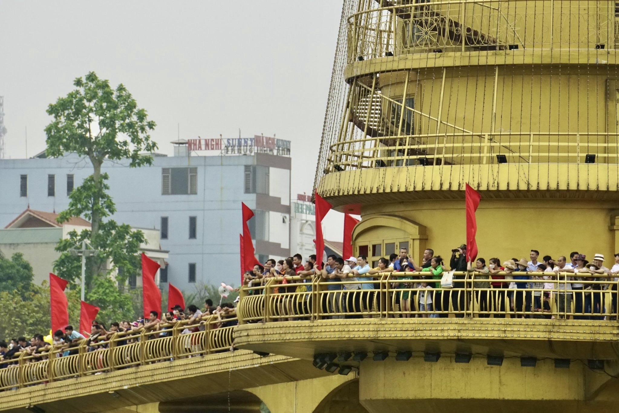 Sôi nổi hội thi bơi chải