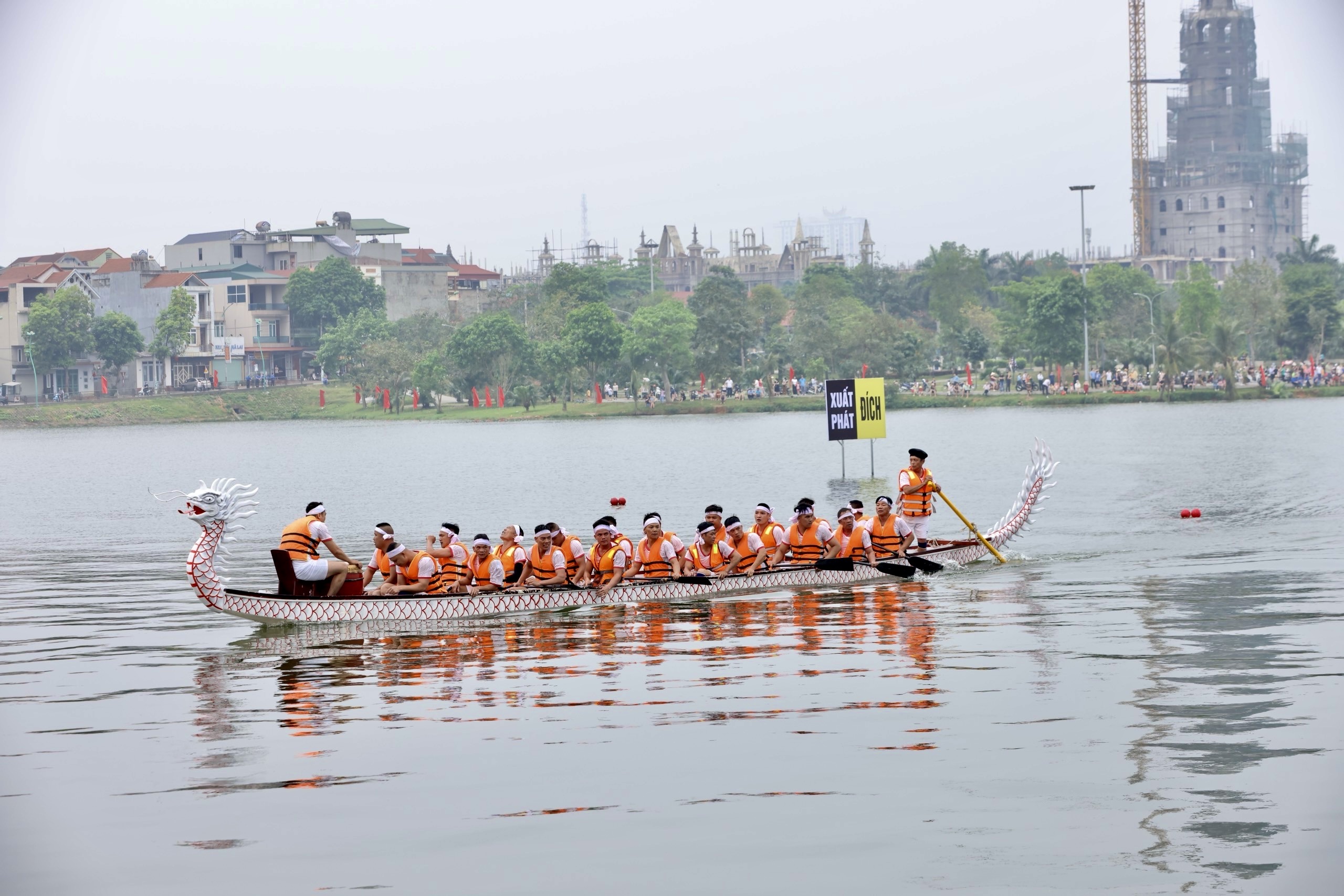 Sôi nổi hội thi bơi chải