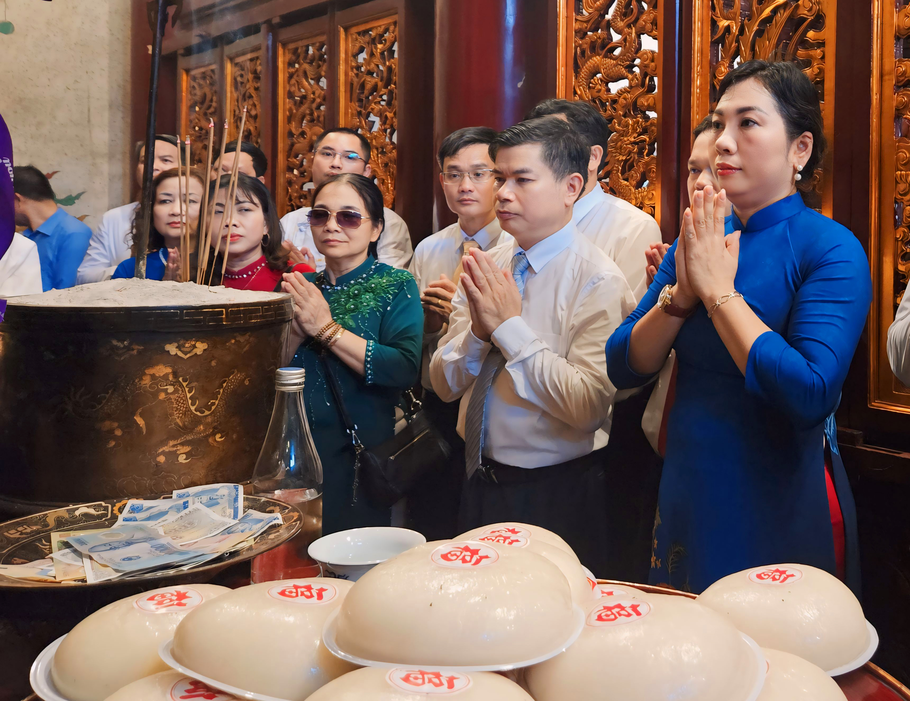 Dâng bánh chưng, bánh giầy lên các Vua Hùng