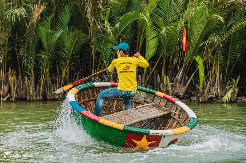 Chèo thuyền thúng ở Rừng Dừa Bảy Mẫu