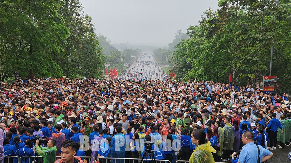 Đồng bào đội mưa về Giỗ Tổ