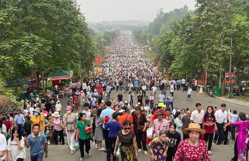 The number of tourists coming to Hung Kings’ Temple increases on weekends