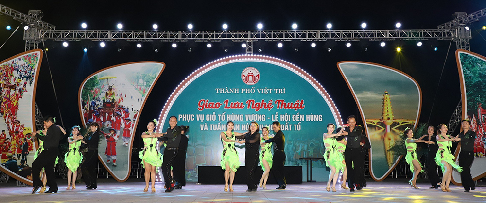 Mass dance exchange for the Hung Kings’ Temple Festival