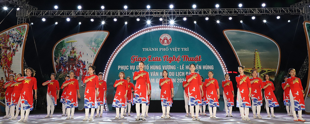 Mass dance exchange for the Hung Kings’ Temple Festival