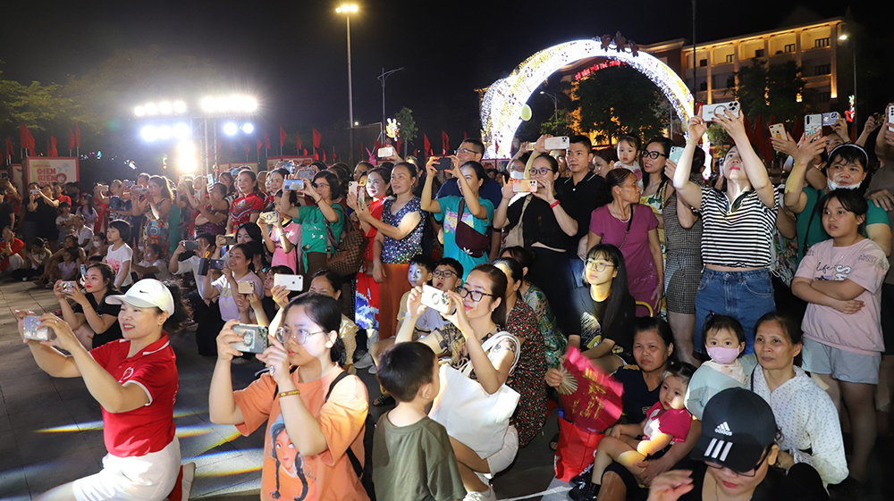 Mass dance exchange for the Hung Kings’ Temple Festival