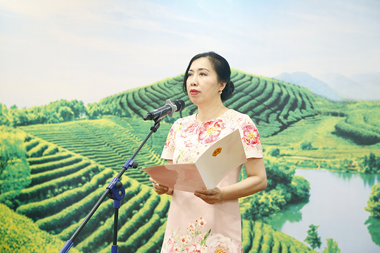 An expatriate Vietnamese delegation offers incense to commemorate the Hung Kings