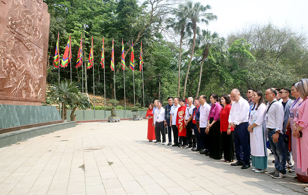 An expatriate Vietnamese delegation offers incense to commemorate the Hung Kings