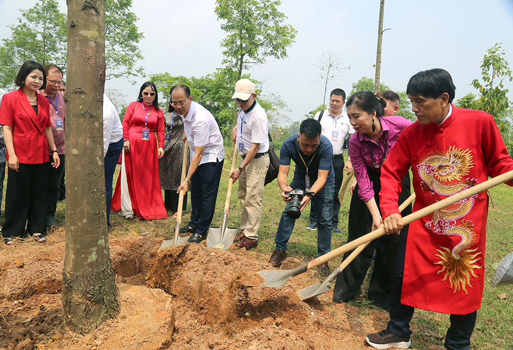 An expatriate Vietnamese delegation offers incense to commemorate the Hung Kings