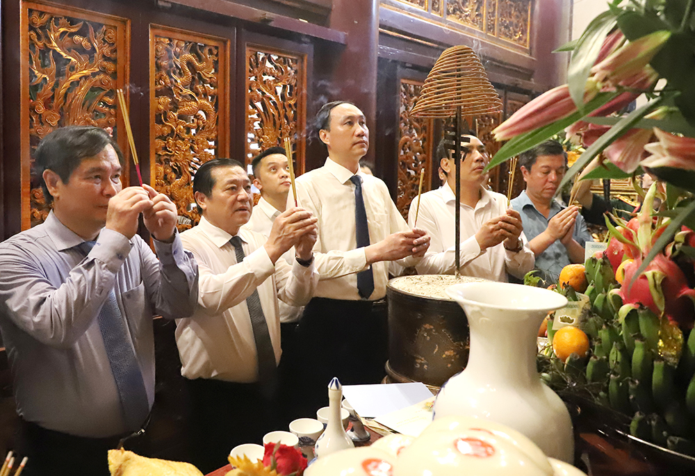 The delegation from the Central Propaganda Department offers incense to commemorate the Hung Kings