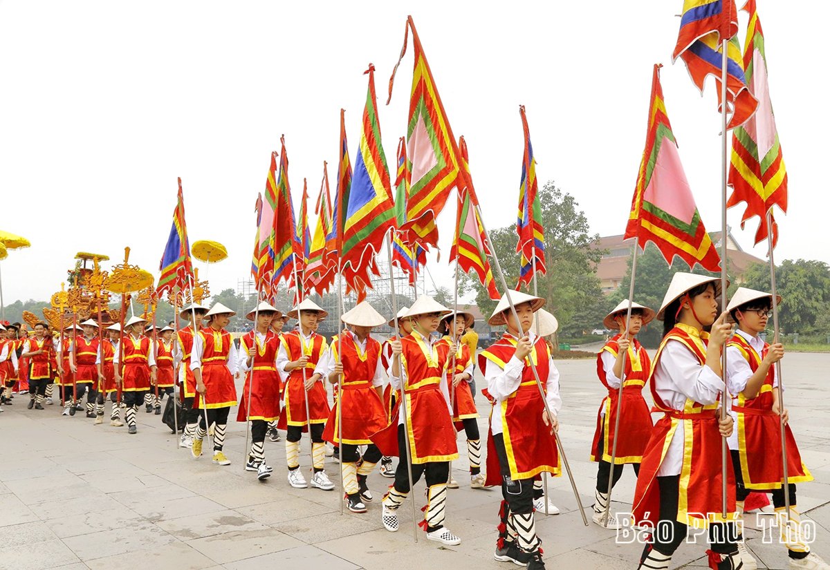 Palanquin procession to Hung King Temple by locals surrounding the relic