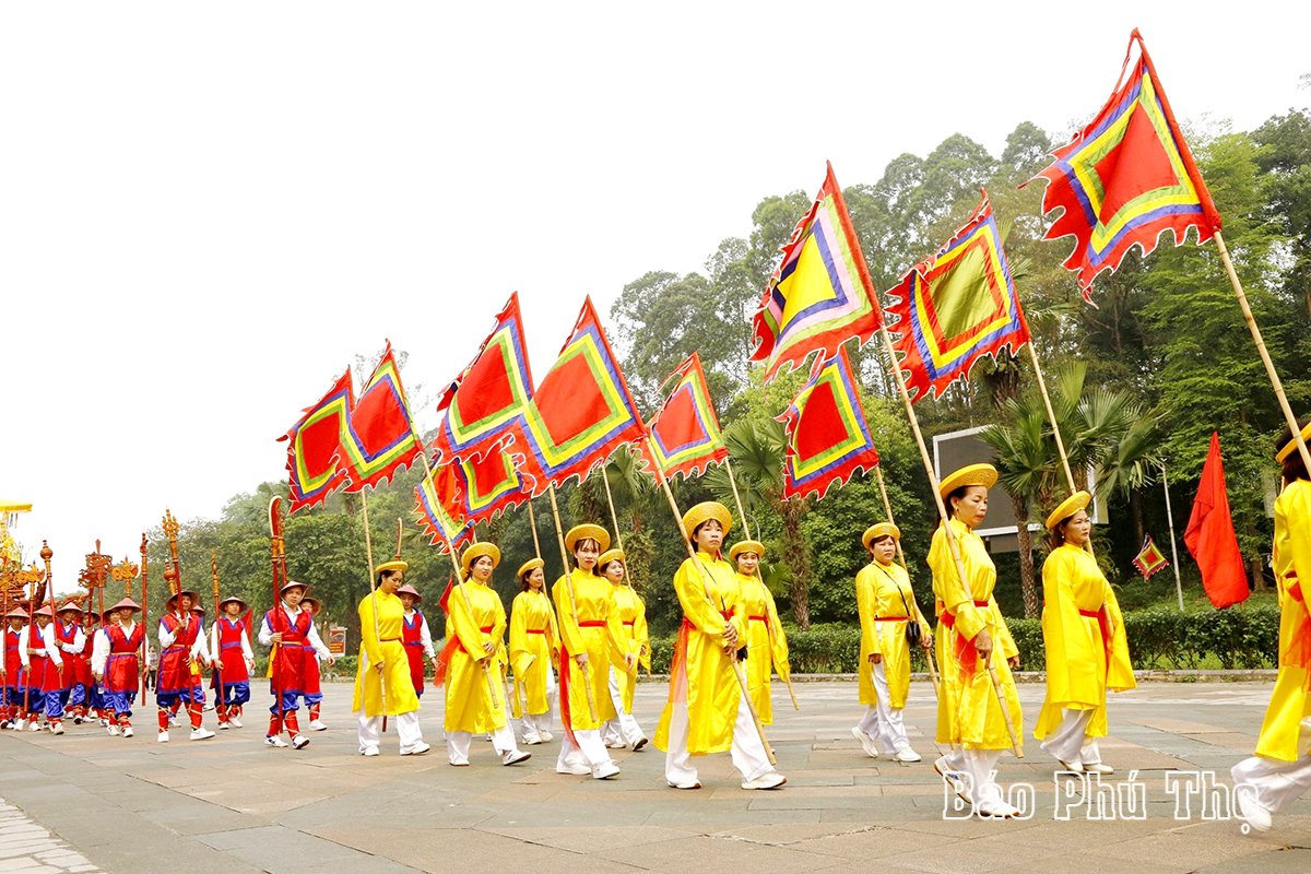 Palanquin procession to Hung King Temple by locals surrounding the relic