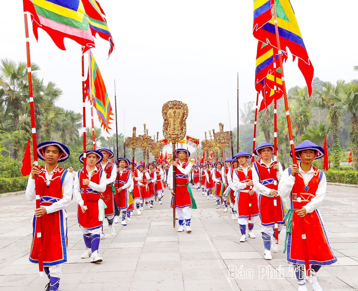 Palanquin procession to Hung King Temple by locals surrounding the relic