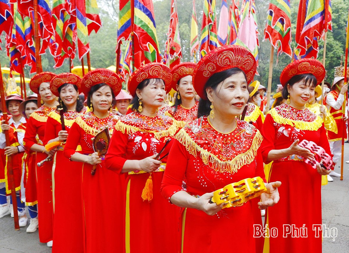 Palanquin procession to Hung King Temple by locals surrounding the relic