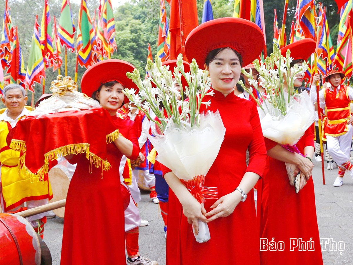 Palanquin procession to Hung King Temple by locals surrounding the relic