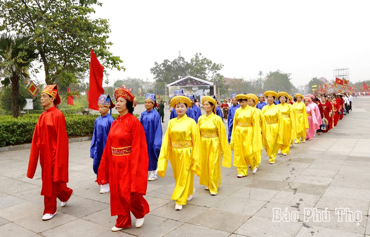 Palanquin procession to Hung King Temple by locals surrounding the relic