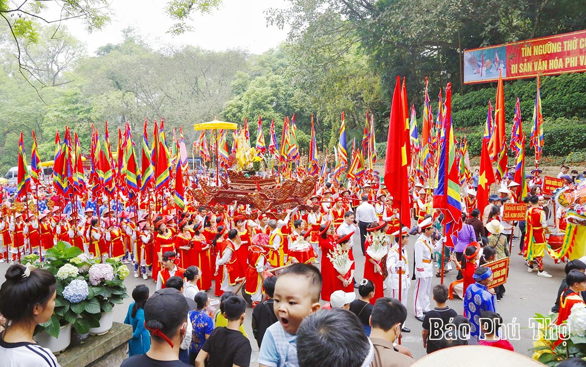 Palanquin procession to Hung King Temple by locals surrounding the relic