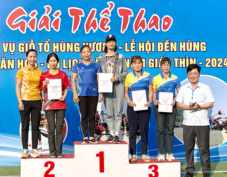 Awarding some traditional sport competition at the Hung King Temple Festival in 2024