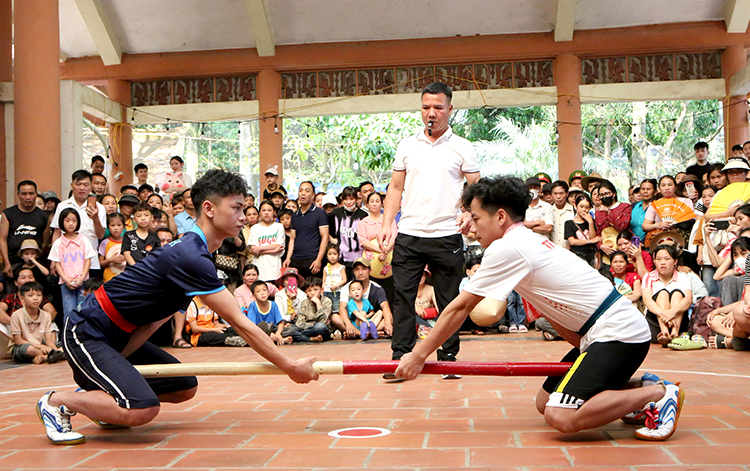 Awarding some traditional sport competition at the Hung King Temple Festival in 2024