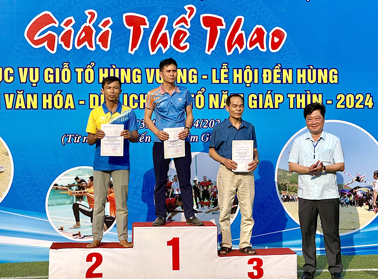 Awarding some traditional sport competition at the Hung King Temple Festival in 2024