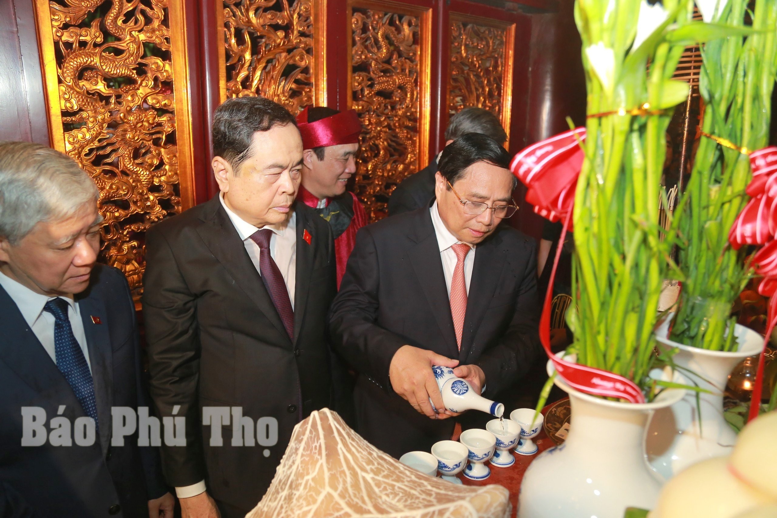 Prime Minister Pham Minh Chinh offers incense to commemorate the Hung Kings