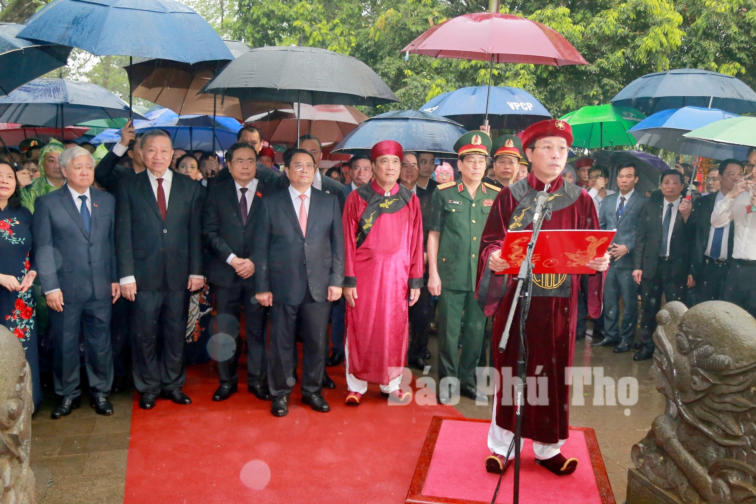 Prime Minister Pham Minh Chinh offers incense to commemorate the Hung Kings