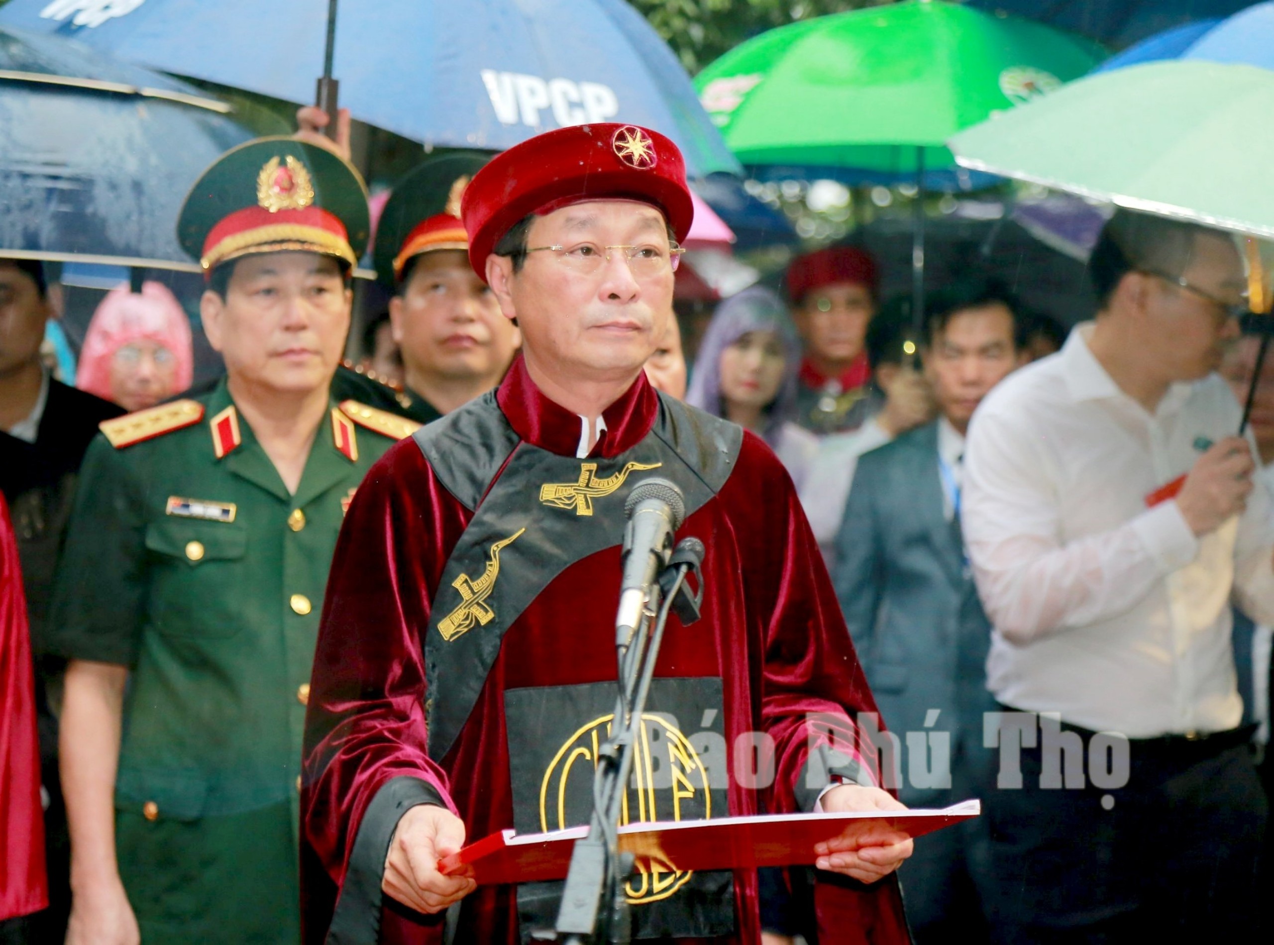 Prime Minister Pham Minh Chinh offers incense to commemorate the Hung Kings