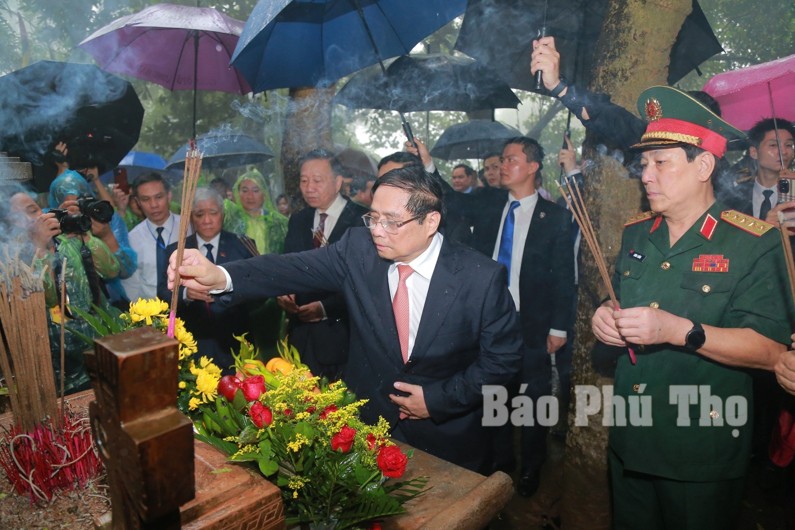 Prime Minister Pham Minh Chinh offers incense to commemorate the Hung Kings