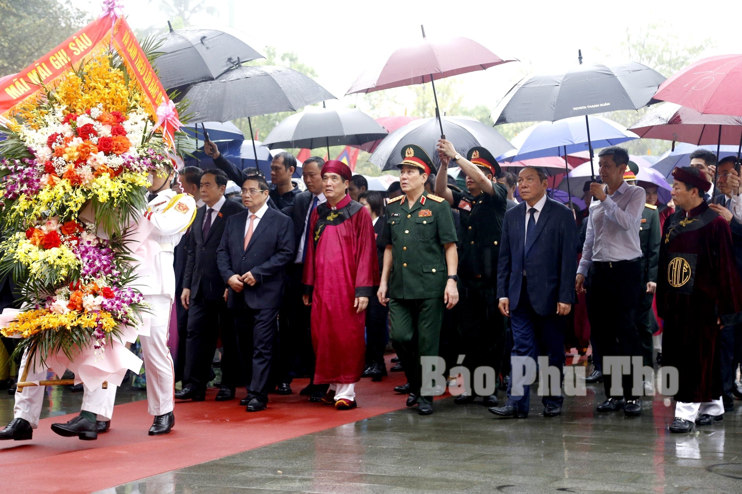 Prime Minister Pham Minh Chinh offers incense to commemorate the Hung Kings