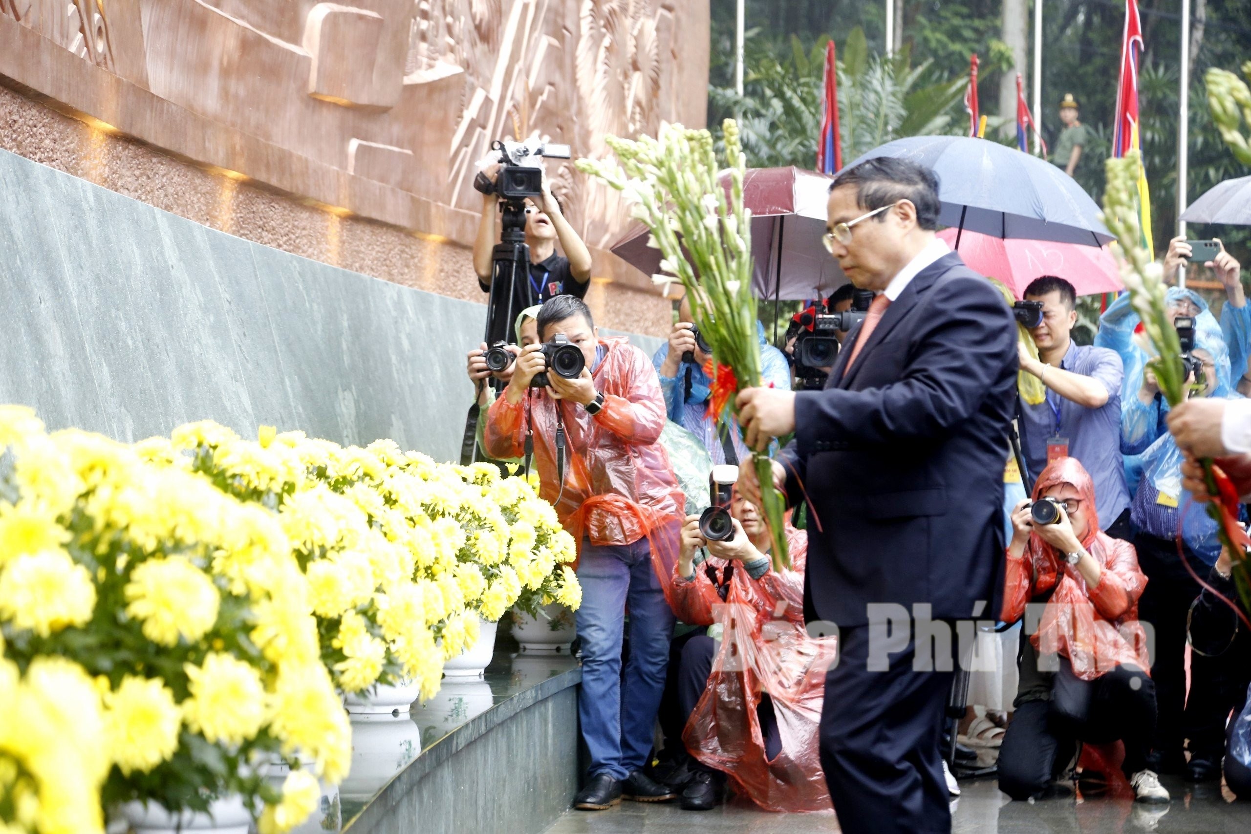 Prime Minister Pham Minh Chinh offers incense to commemorate the Hung Kings