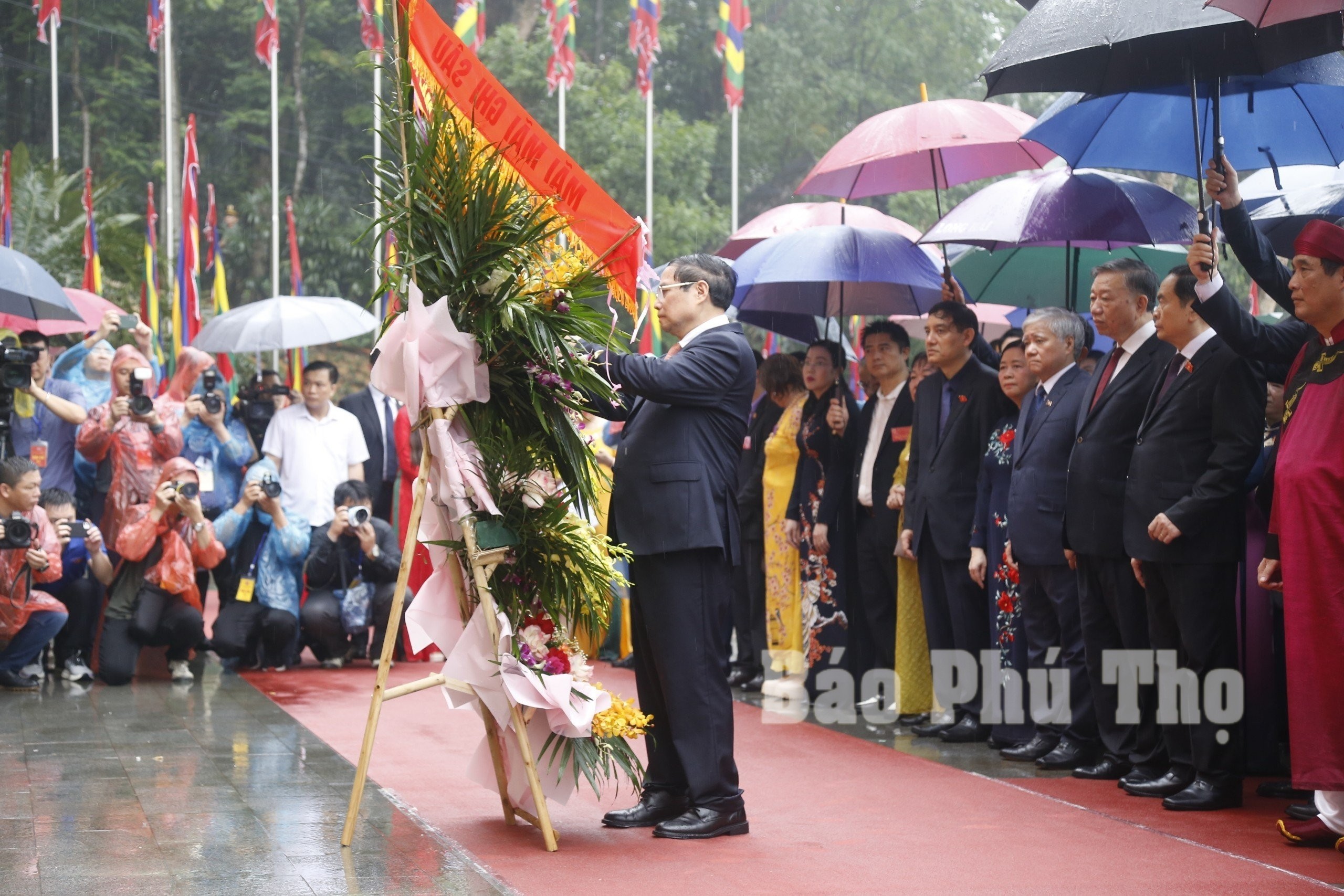 Prime Minister Pham Minh Chinh offers incense to commemorate the Hung Kings