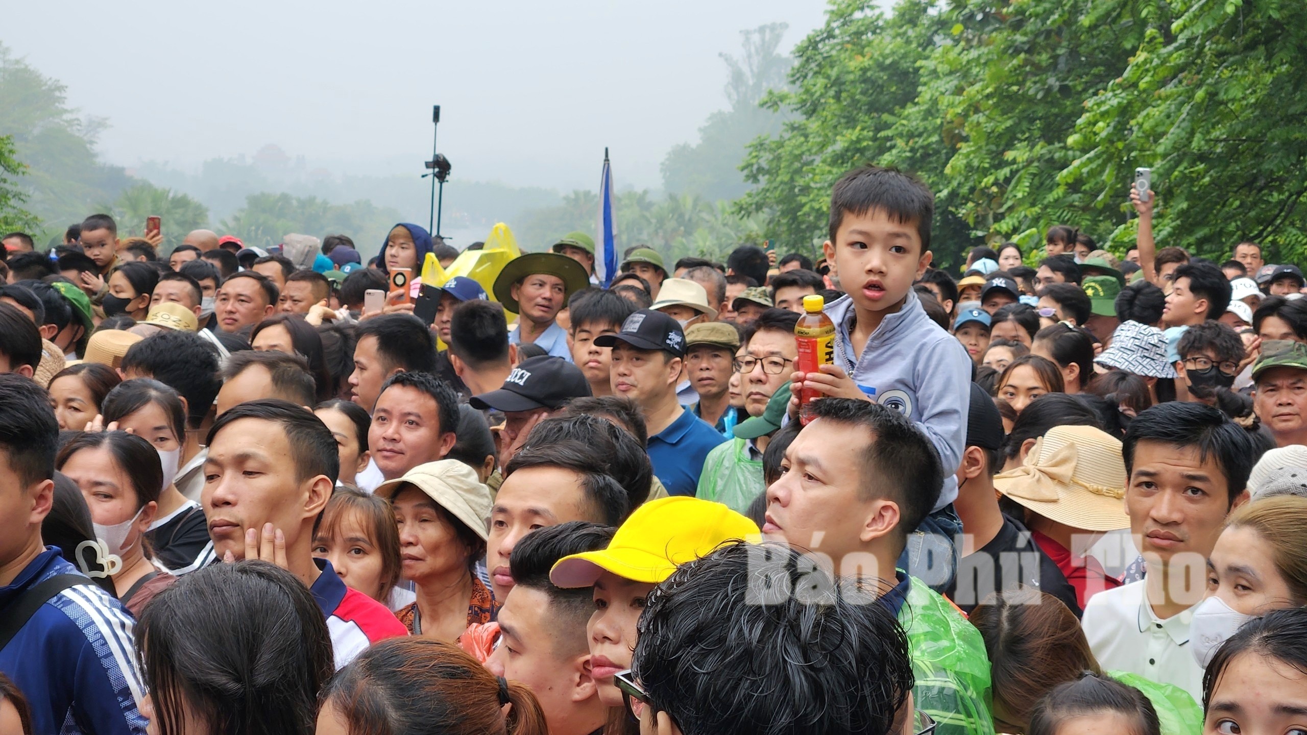 Prime Minister Pham Minh Chinh offers incense to commemorate the Hung Kings