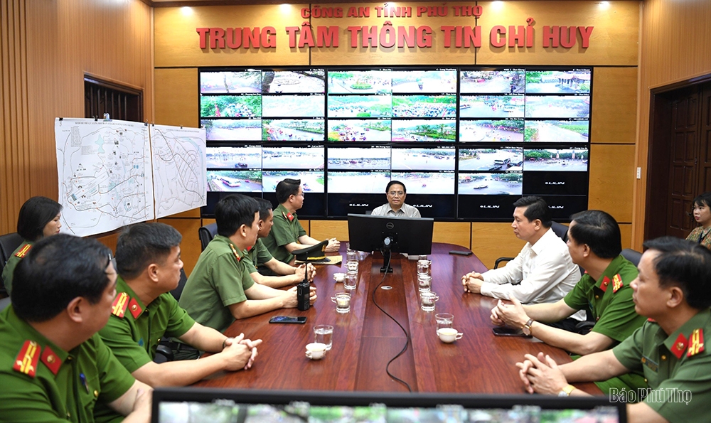 Prime Minister Pham Minh Chinh visits the Command Information Center at Hung King Temple Historical Relic Area