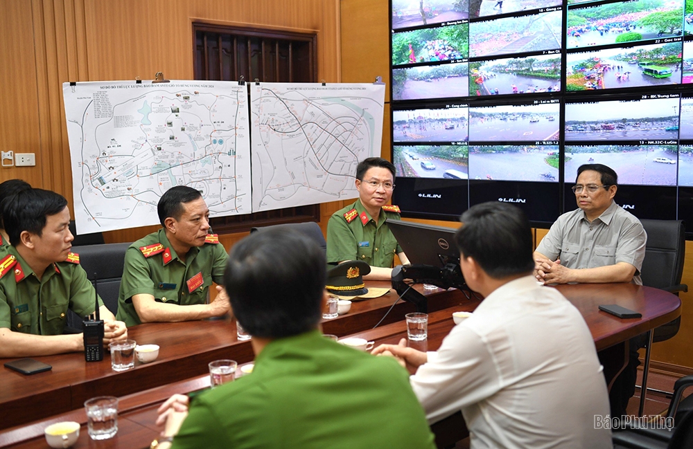 Prime Minister Pham Minh Chinh visits the Command Information Center at Hung King Temple Historical Relic Area