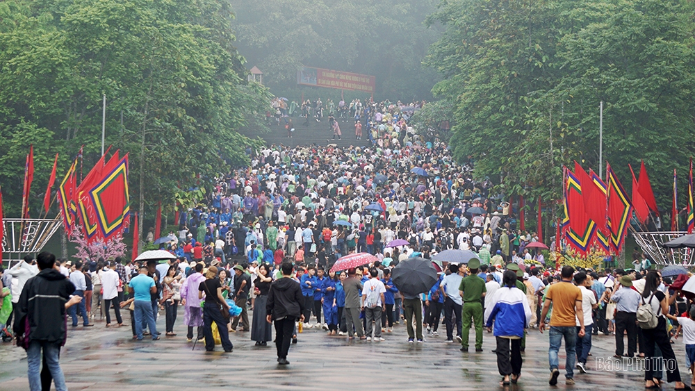 People brave rain to offer insence to Hung Kings