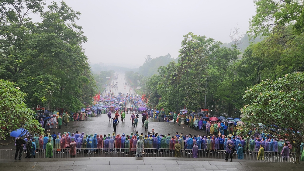 People brave rain to offer insence to Hung Kings