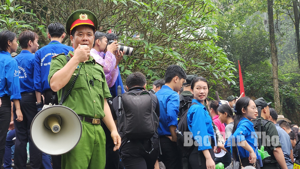 People brave rain to offer insence to Hung Kings