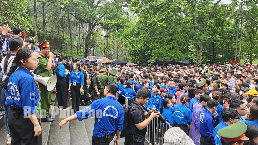 People brave rain to offer insence to Hung Kings