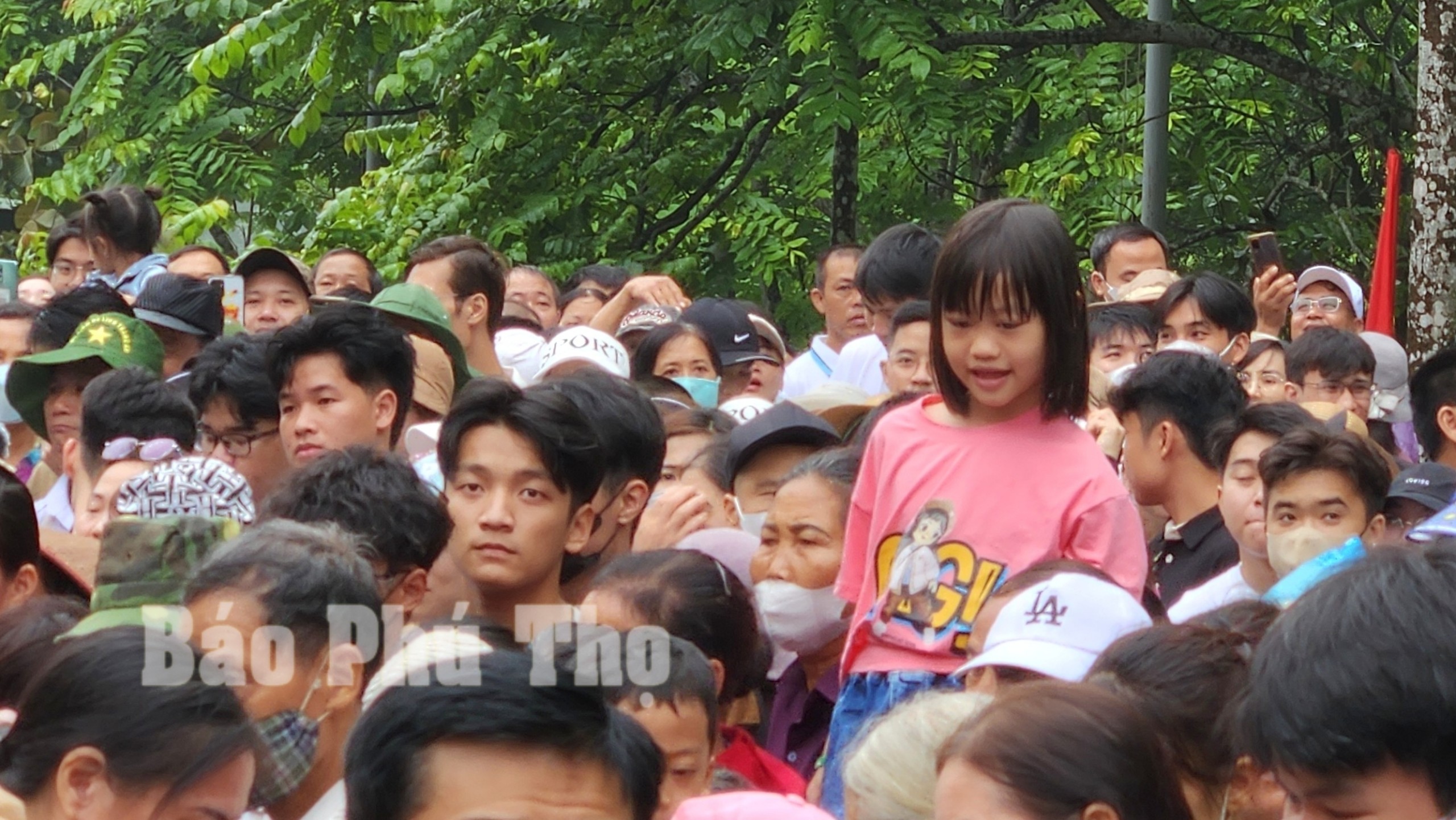 People brave rain to offer insence to Hung Kings